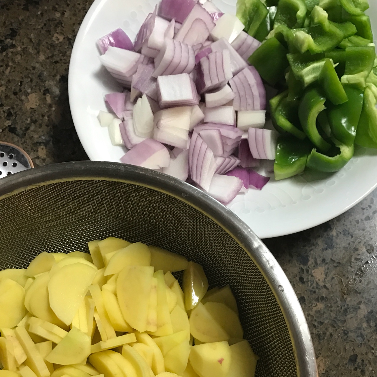 洋蔥青椒炒土豆的做法 步骤1