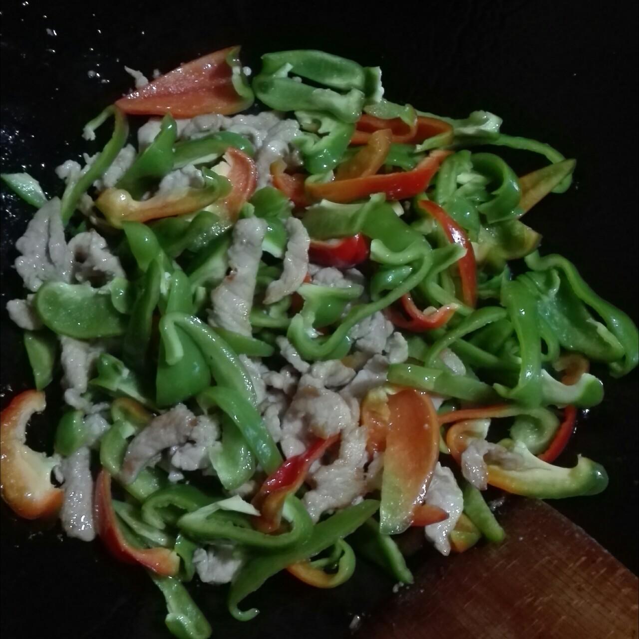 家常菜－青椒炒肉的做法 步骤3