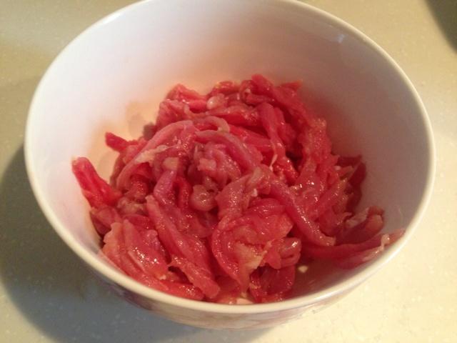 孜然青椒炒肉的做法 步骤1