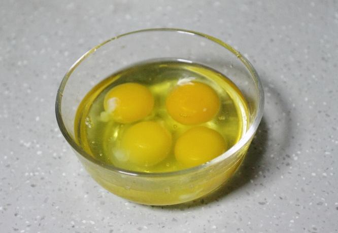 快手家常菜：金針菇炒雞蛋的做法 步骤2