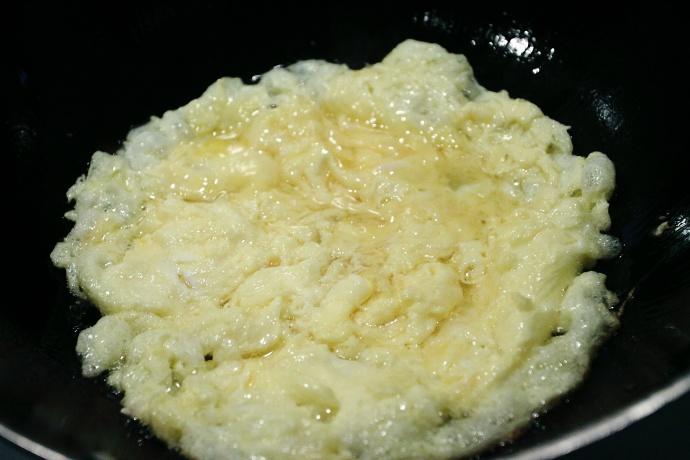 快手家常菜：金針菇炒雞蛋的做法 步骤3