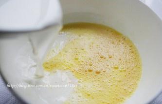 奶香芒果燉蛋的做法 步骤2