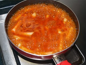 韓式泡麪辣炒年糕的做法 步骤2