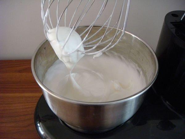 戚風奶油蛋糕卷的做法 步骤7