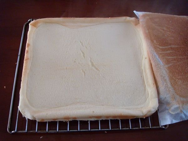 戚風奶油蛋糕卷的做法 步骤12
