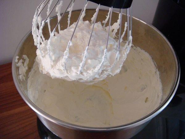 戚風奶油蛋糕卷的做法 步骤13