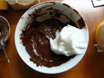 巧克力杏仁杯子蛋糕配奶油乳酪糖霜的做法 步骤7