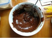 巧克力杏仁杯子蛋糕配奶油乳酪糖霜的做法 步骤6