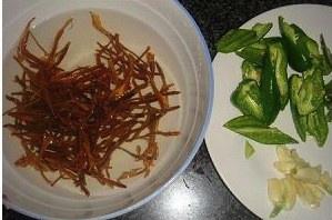 豬蹄木耳燒黃花菜的做法 步骤2