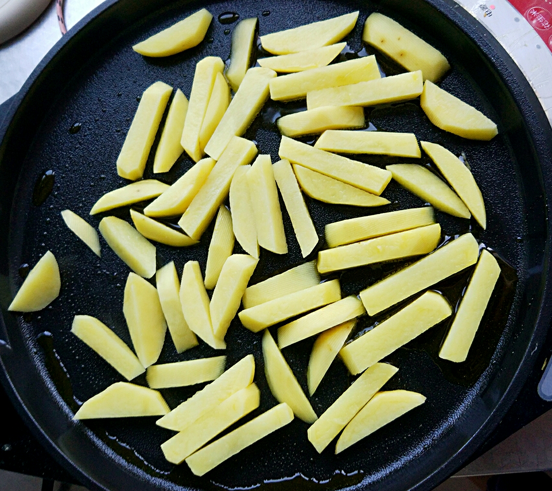 蒜薹土豆條的做法 步骤1