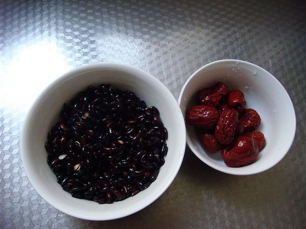 紅棗黑豆豆漿——健康養生豆漿的做法 步骤1