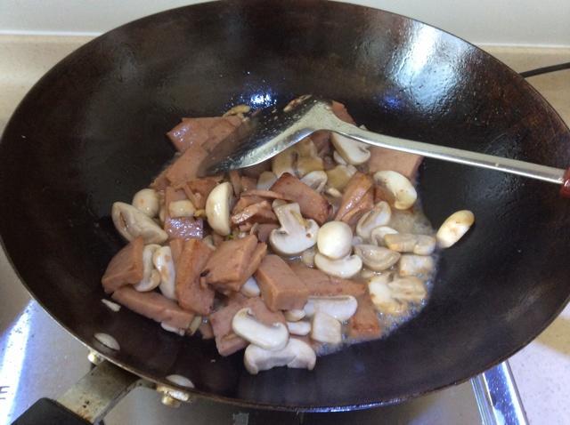 午餐肉炒蘑菇的做法 步骤5