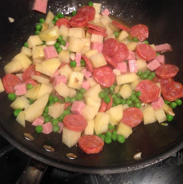 豌豆土豆午餐肉燜飯的做法 步骤3