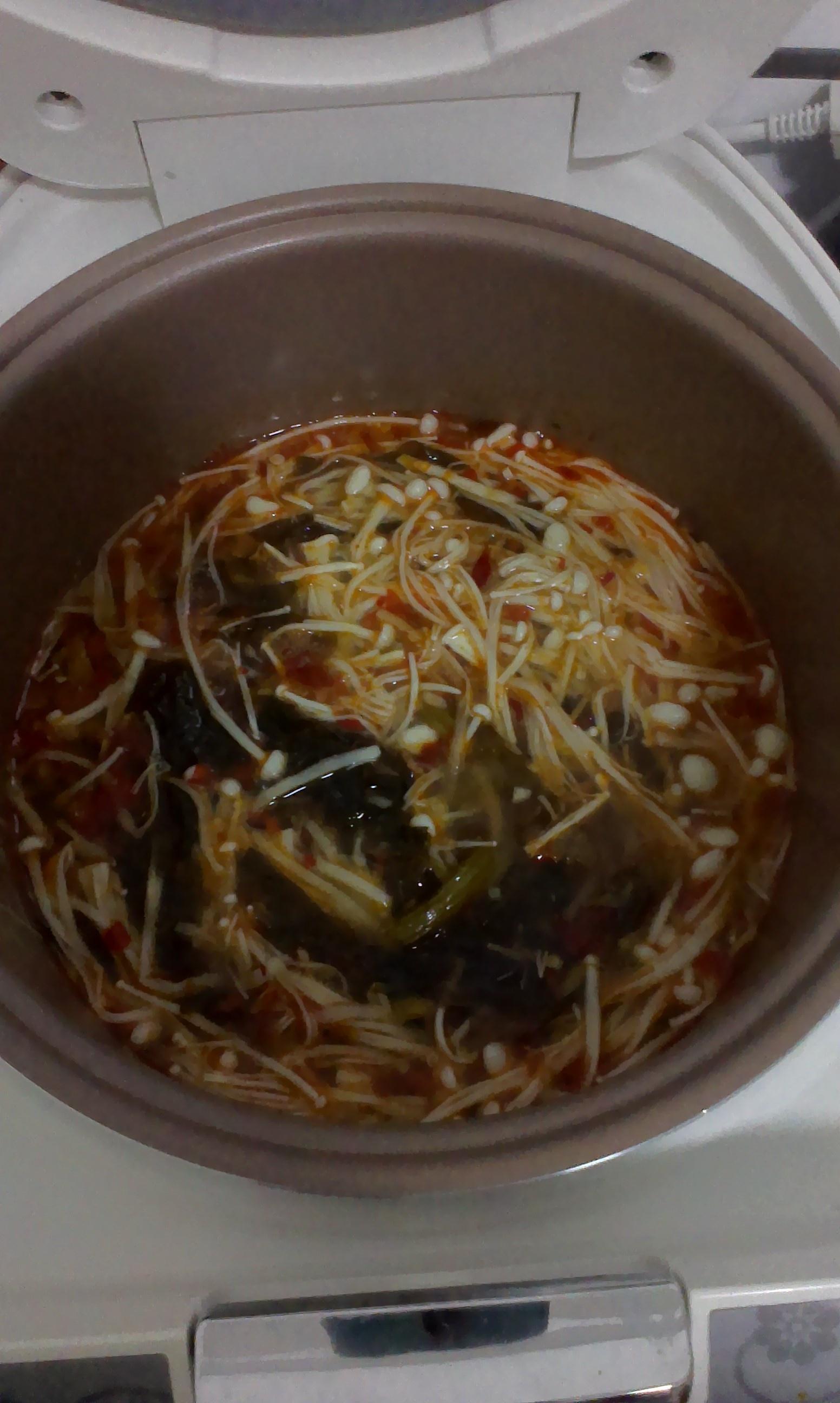 電飯鍋版酸筍酸菜金針菇肥牛卷湯的做法 步骤5