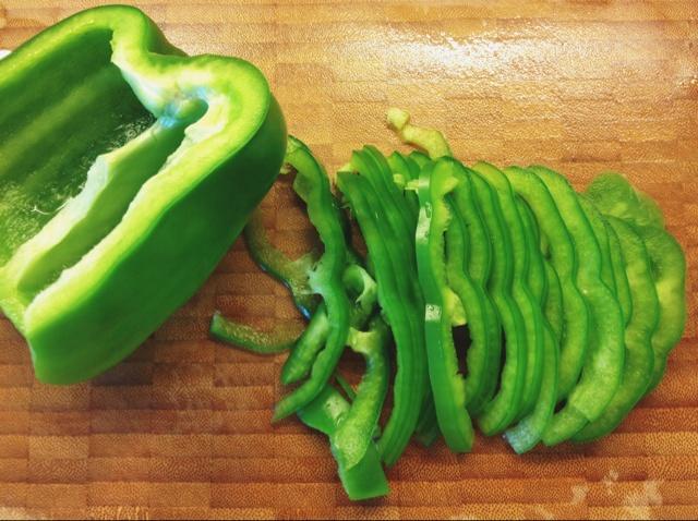 超級快手菜—糖醋柿子椒的做法 步骤1