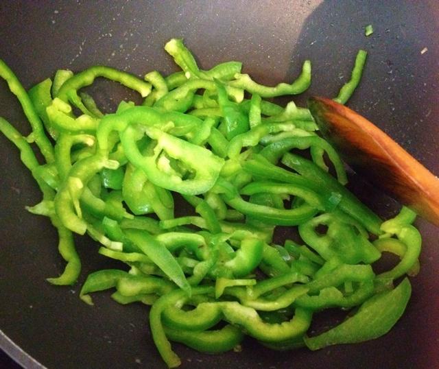 超級快手菜—糖醋柿子椒的做法 步骤2
