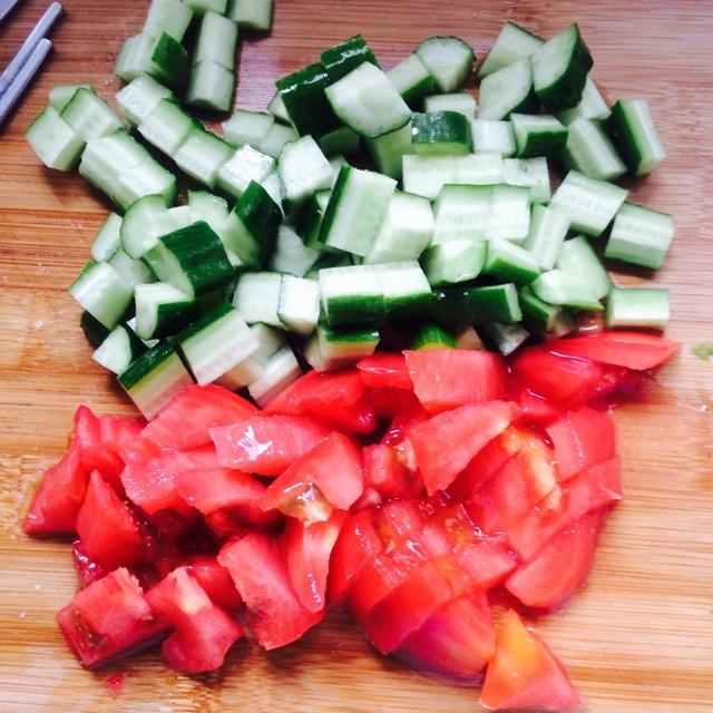 番茄黃瓜炒蛋（夏季減肥快手菜）的做法 步骤2