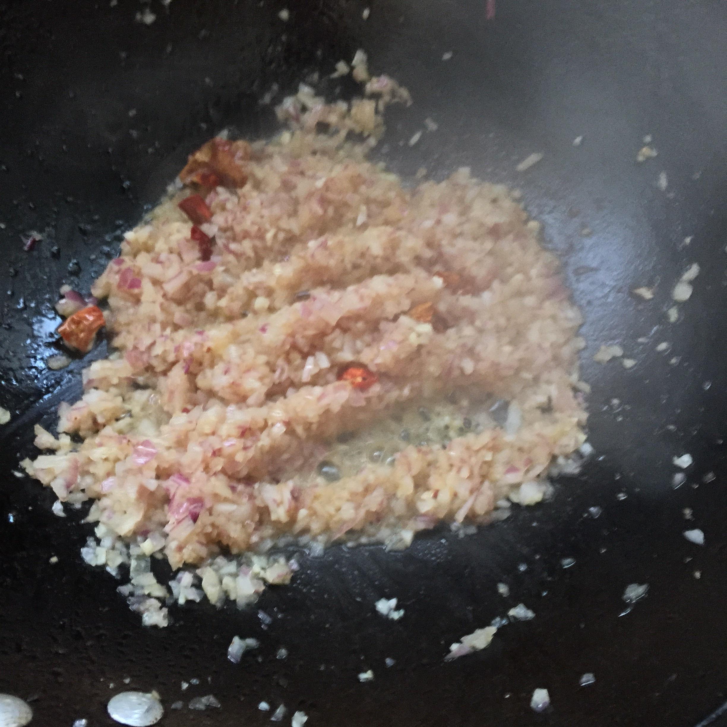 超下飯的洋蔥牛肉！的做法 步骤3