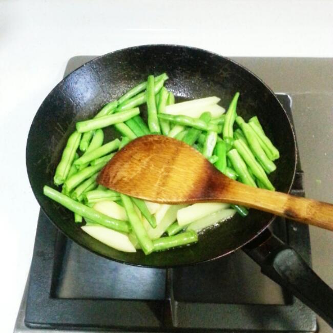 橄欖菜刀豆燜土豆的做法 步骤1