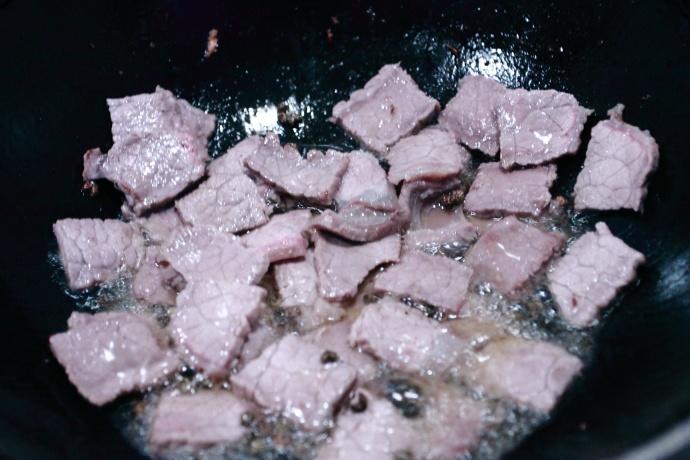 家常菜：蒜薹炒牛肉的做法 步骤2