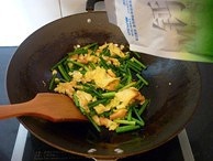 蒜薹炒雞蛋的做法 步骤6