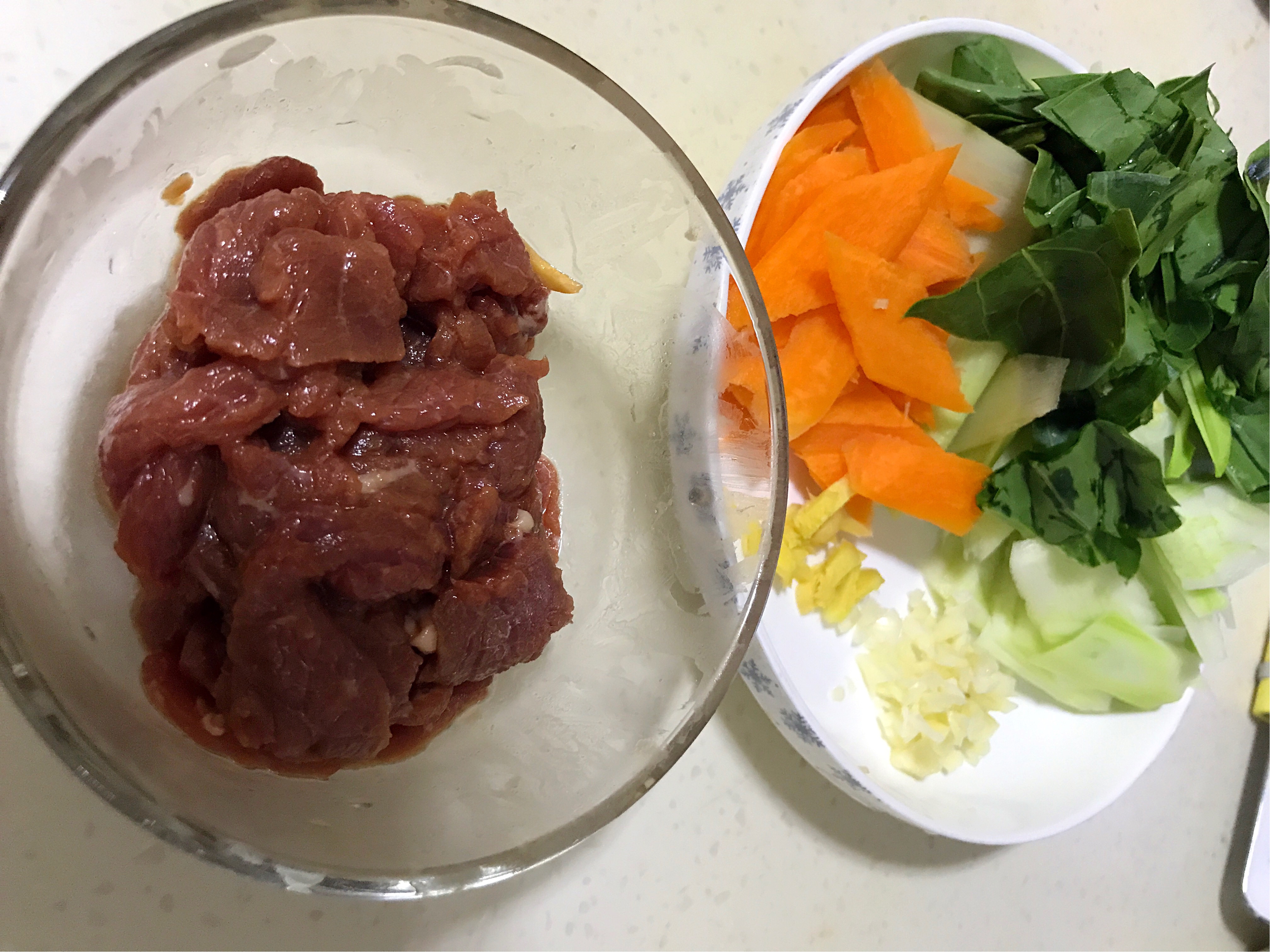 芥藍胡蘿蔔炒牛肉的做法 步骤2