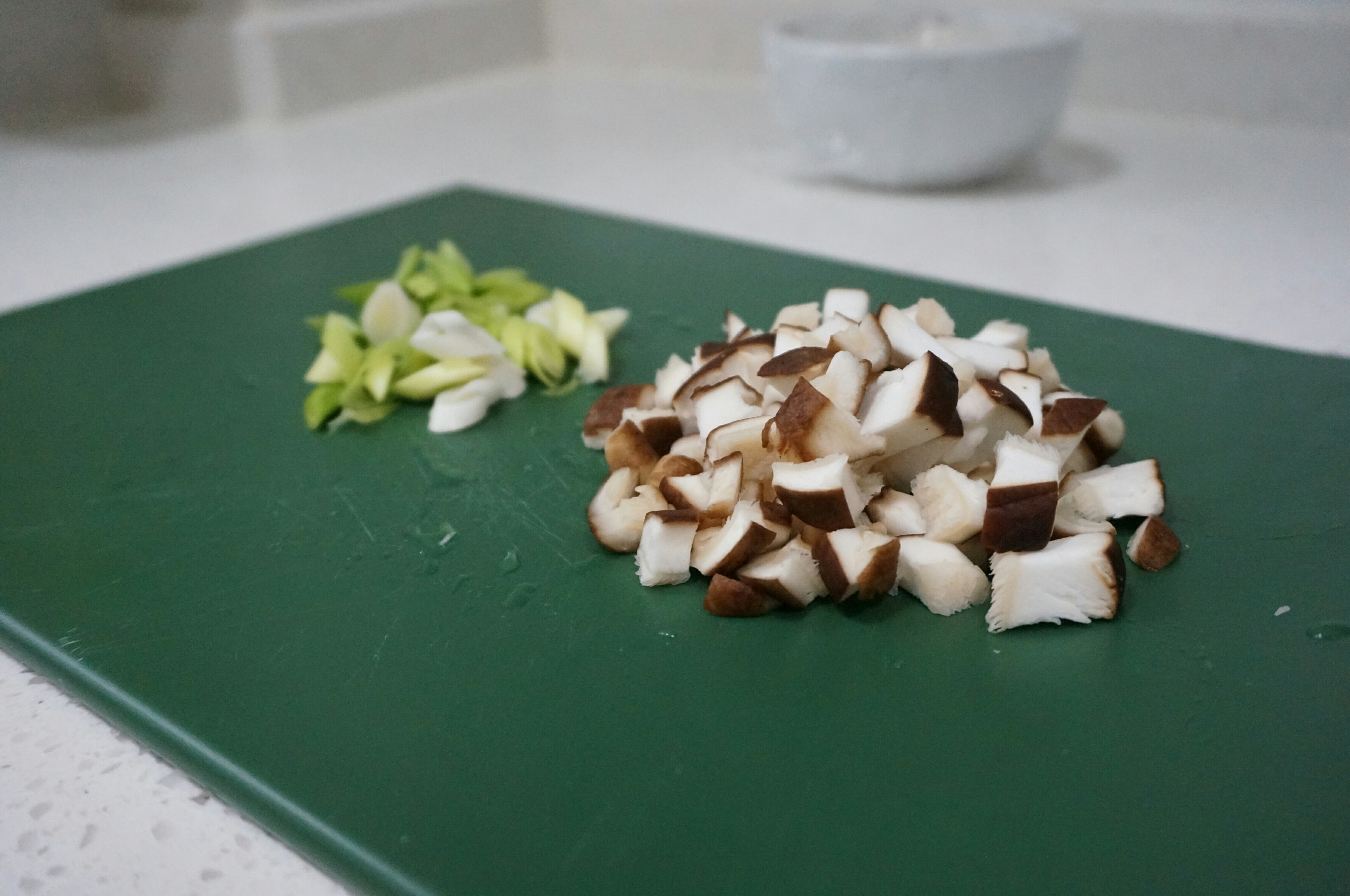 青蒜香菇炒飯『一人食快手早餐』的做法 步骤1