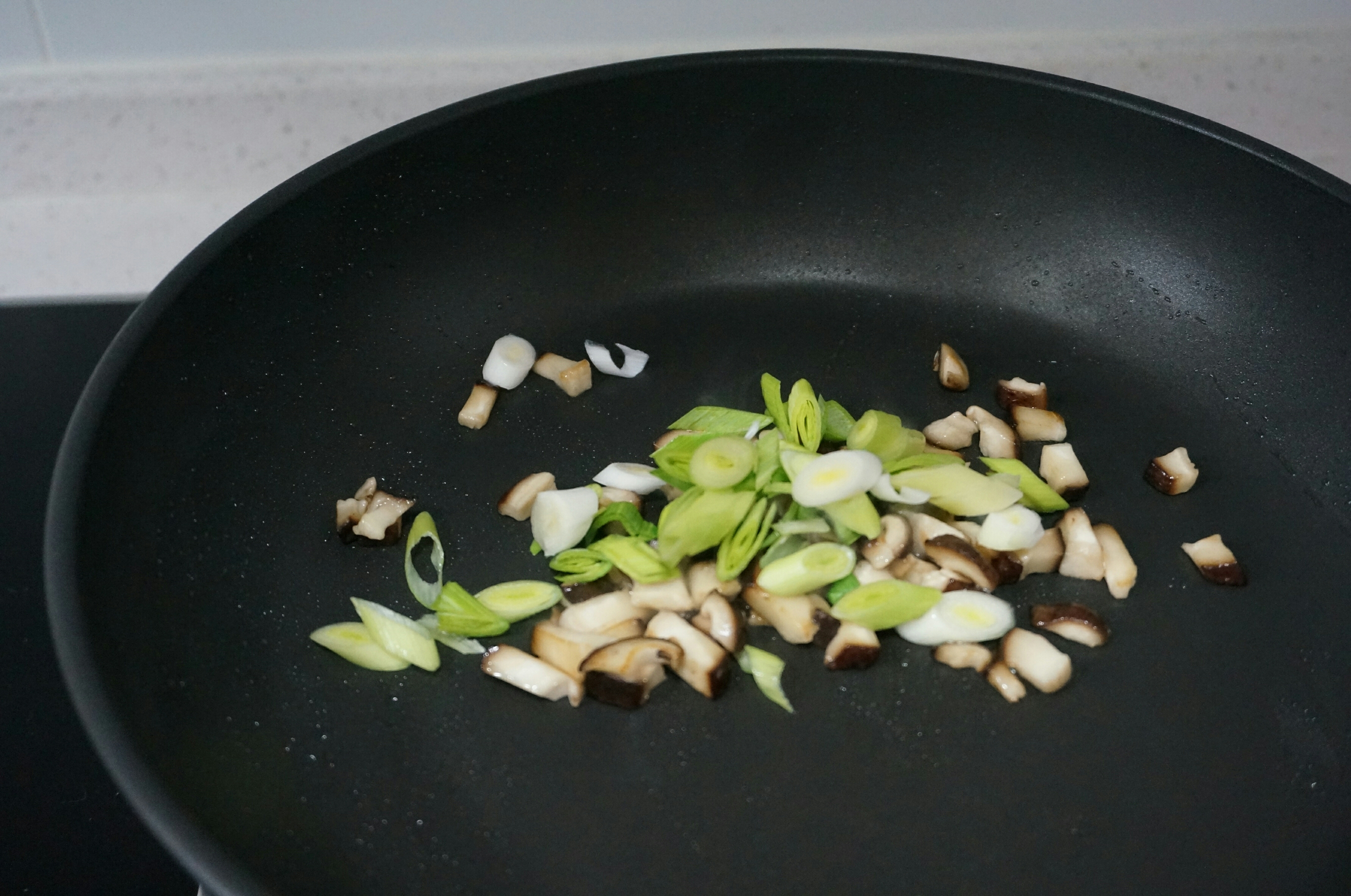 青蒜香菇炒飯『一人食快手早餐』的做法 步骤3