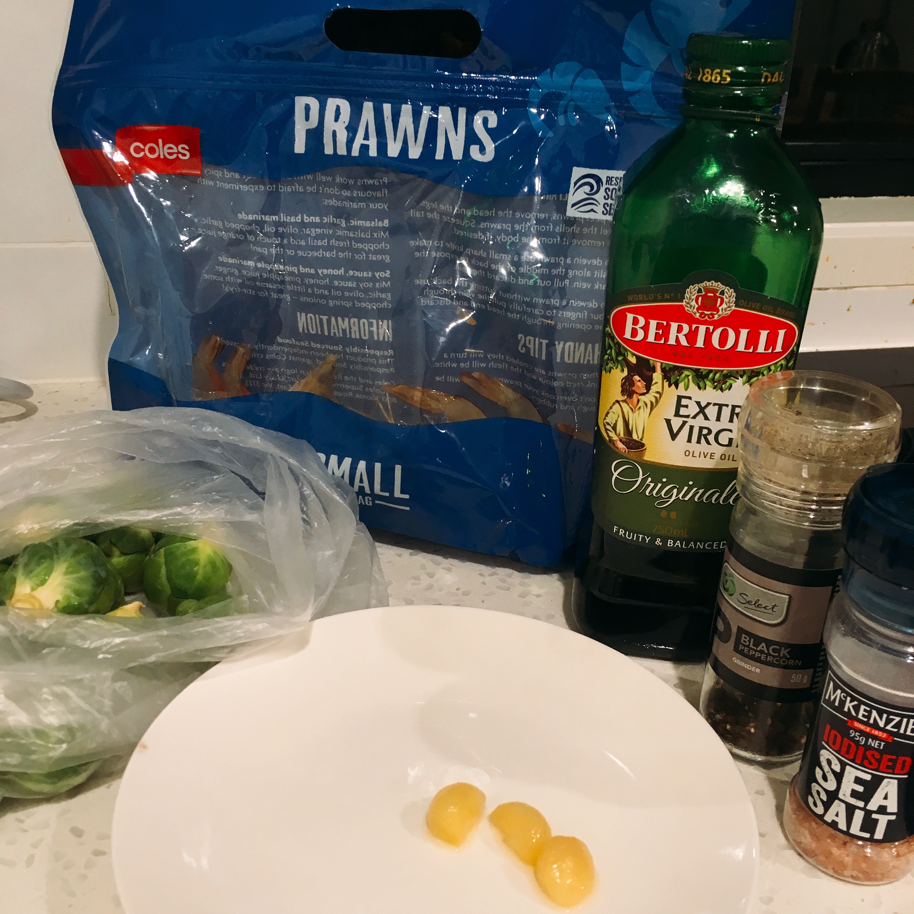 對蝦炒抱子甘藍（Stir Fried Prawns with Brussels Sprouts）的做法 步骤1