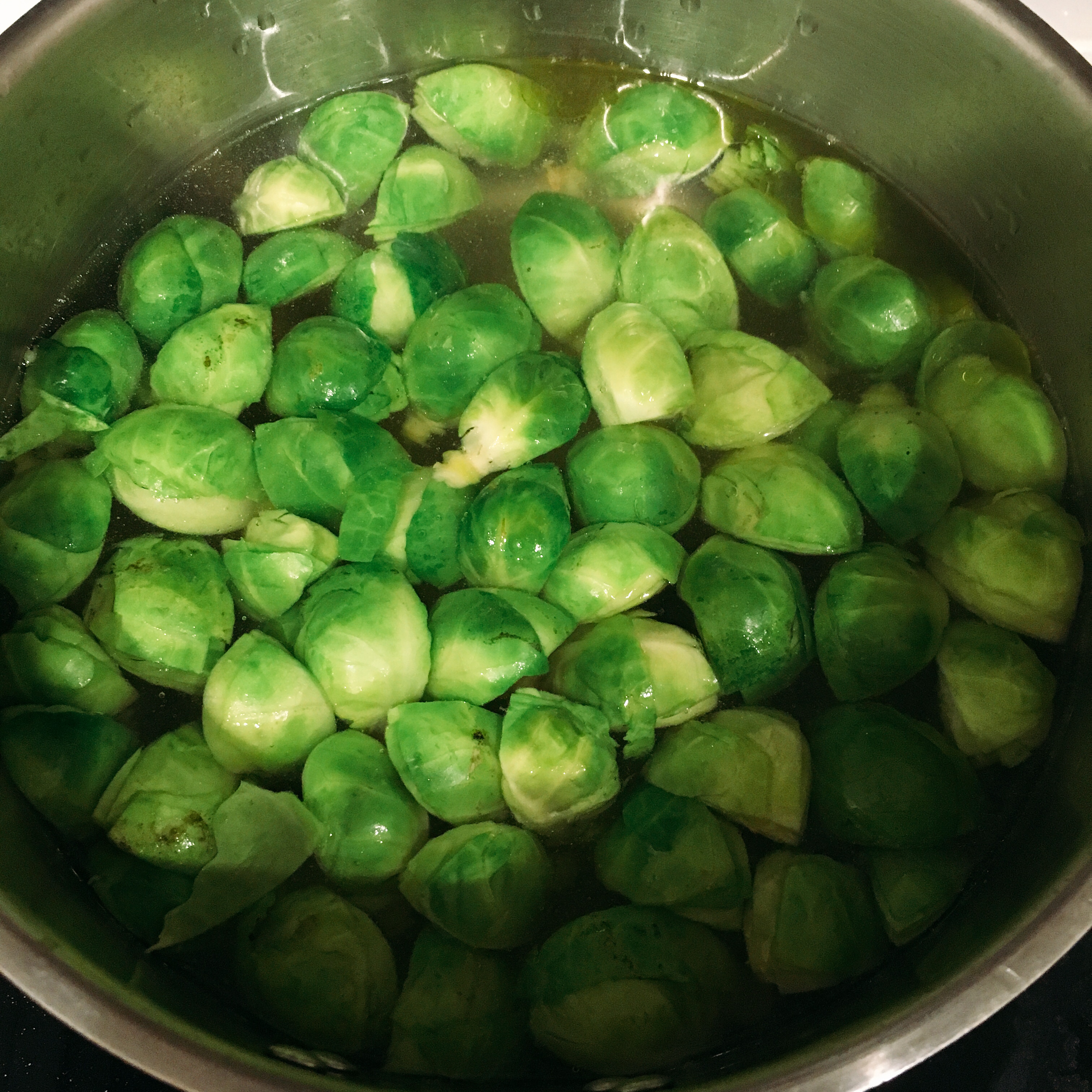 對蝦炒抱子甘藍（Stir Fried Prawns with Brussels Sprouts）的做法 步骤6