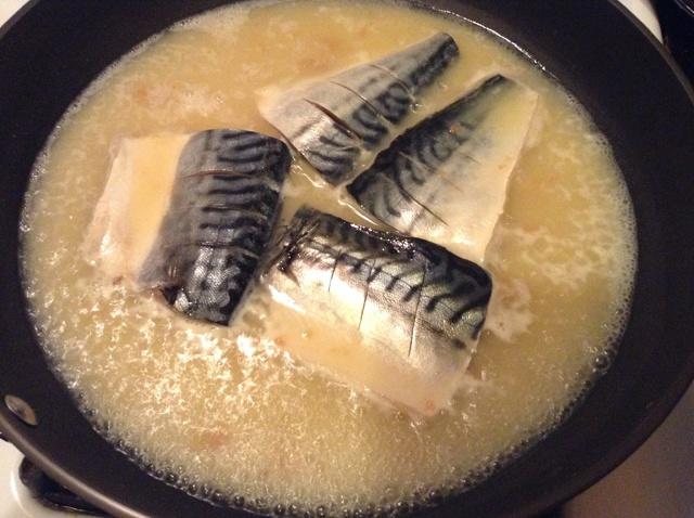 サバの味噌煮（鯖魚味噌煮）的做法 步骤2