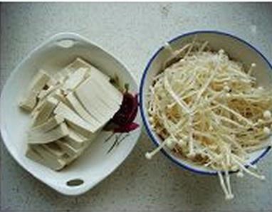 金針菇豆腐肉片湯的做法 步骤2