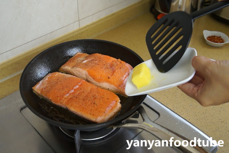 西式三文魚配蔬菜莎拉 Salmon Steak的做法 步骤5