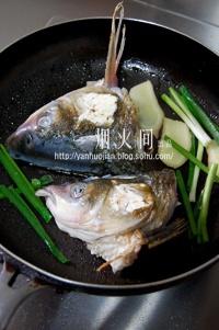 砂鍋魚頭燉豆腐的做法 步骤3