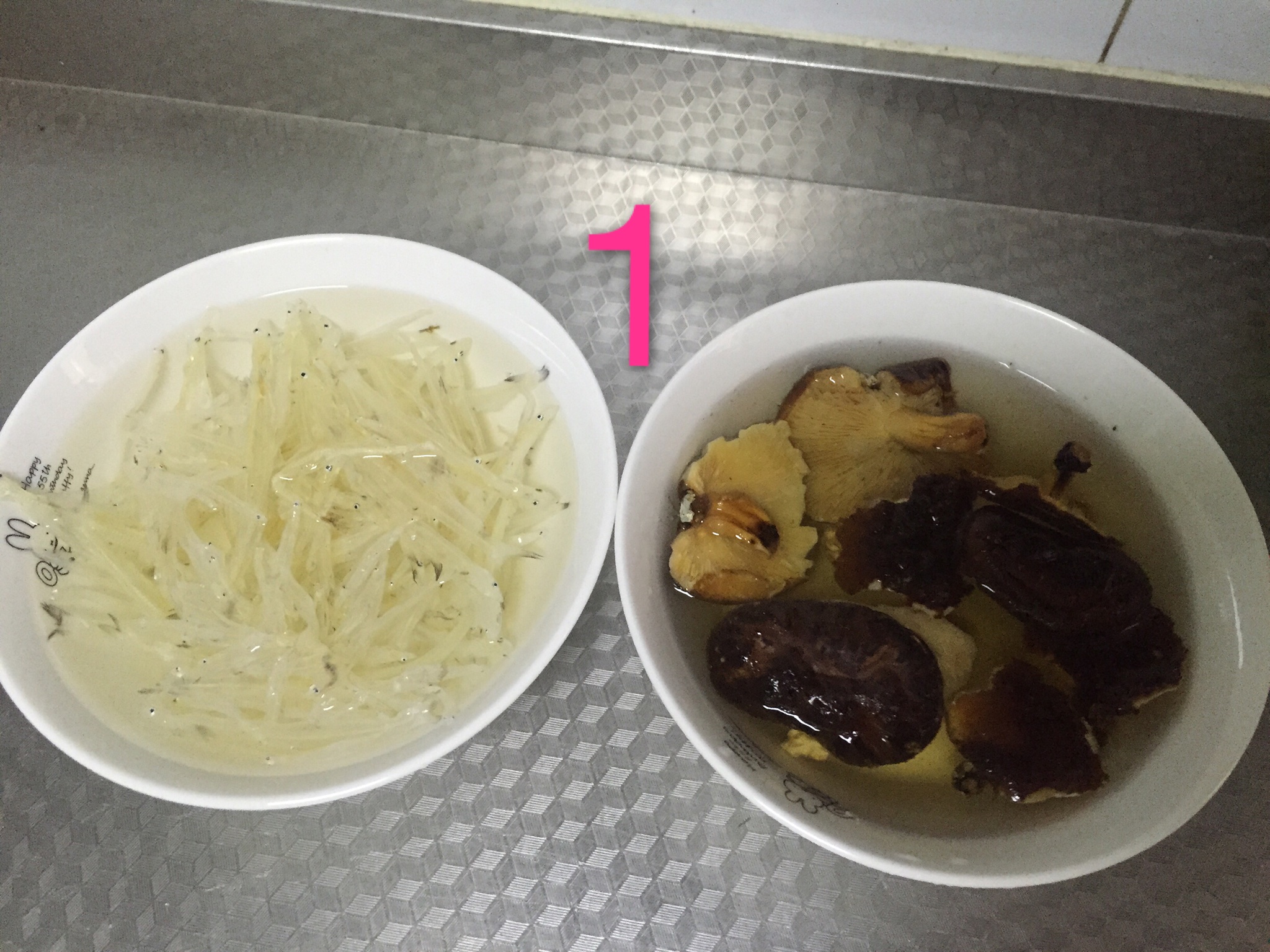 銀魚香菇鴨蛋餅的做法 步骤1
