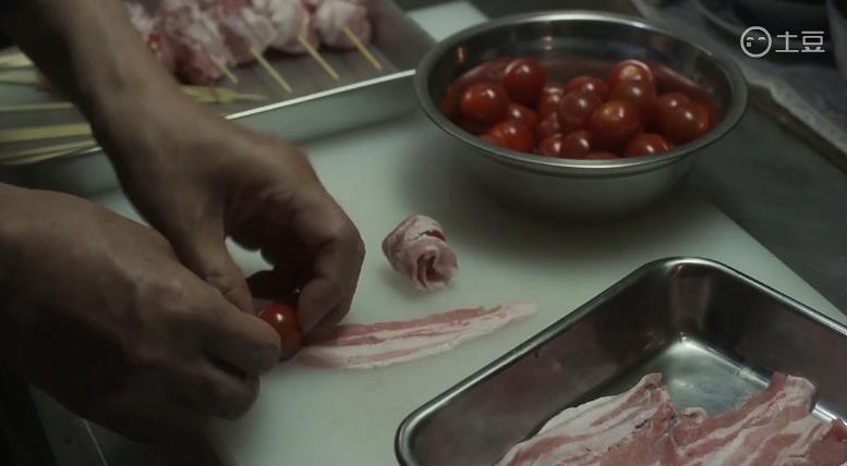 深夜食堂22——五花肉番茄卷的做法 步骤2