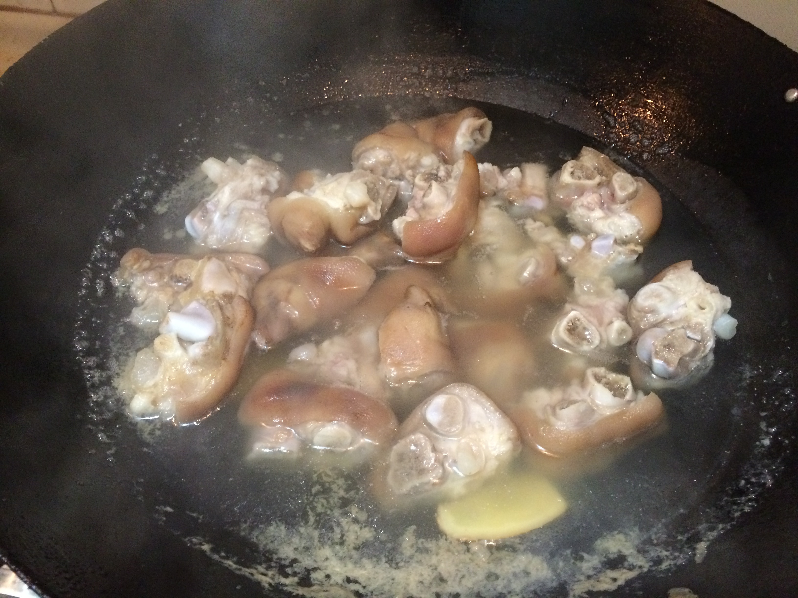 老丁的私房菜－紅燒豬蹄的做法 步骤1