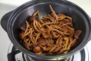 養生年夜菜：茶樹菇土雞煲的做法 步骤4