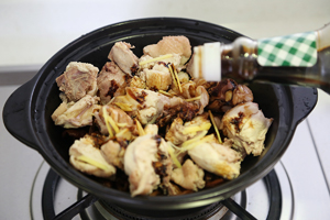 養生年夜菜：茶樹菇土雞煲的做法 步骤5