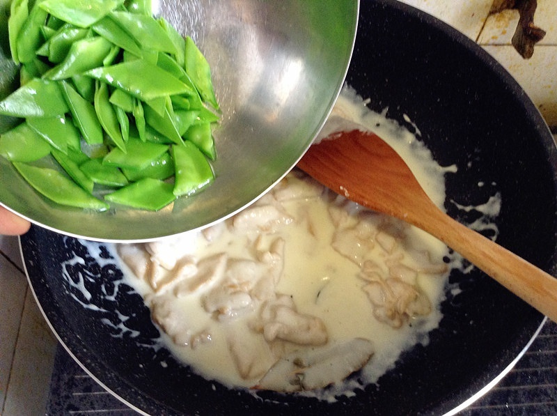 奶香荷蘭豆燴雞片的做法 步骤9