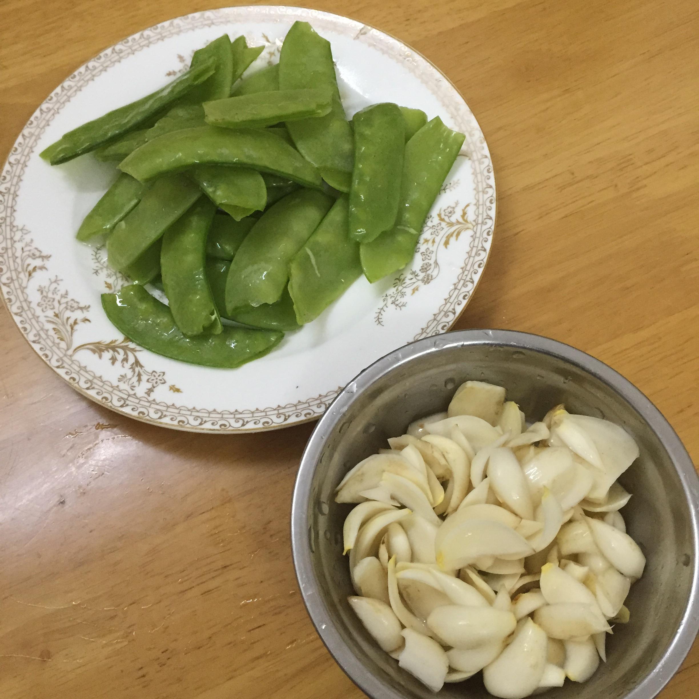 鮮百合炒荷蘭豆的做法 步骤1