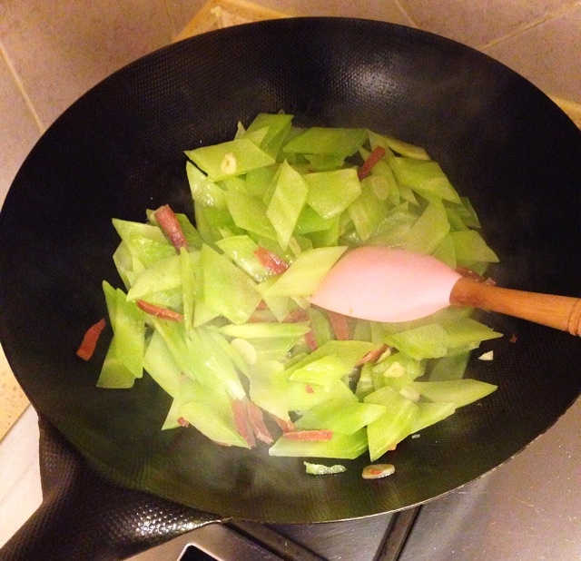 金華火腿炒萵筍的做法 步骤3