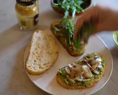 牛油果芝麻菜蘑菇三明治的做法 步骤7