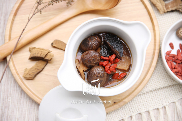 補肝益氣健脾胃——花菇靈芝養生湯的做法 步骤3