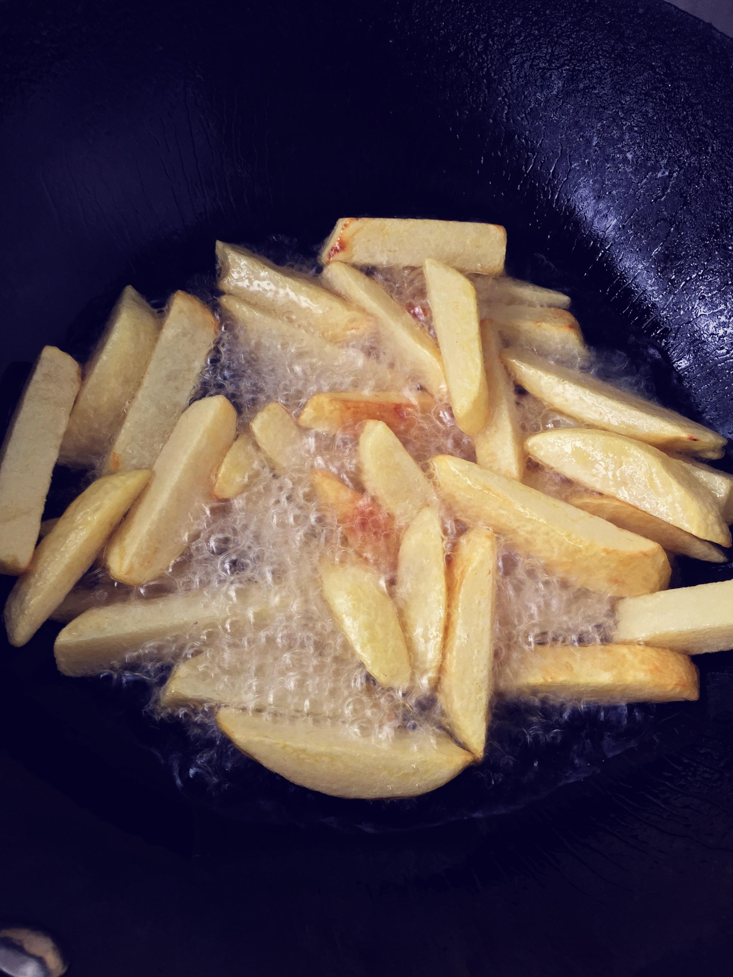 幹鍋土豆的做法 步骤4
