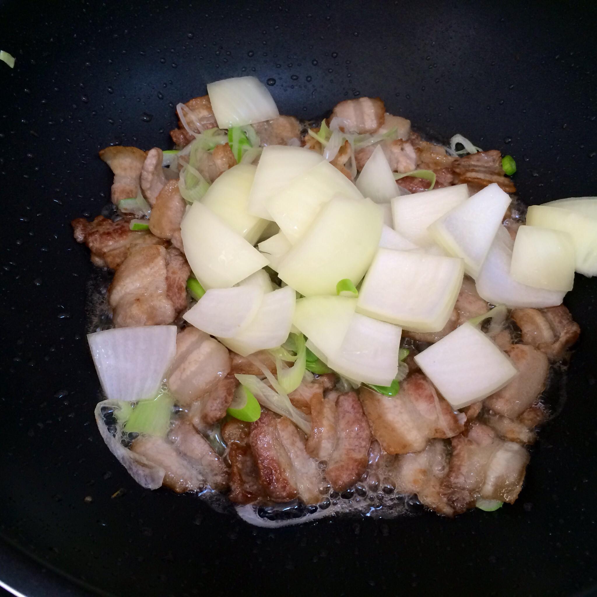 辣白菜炒五花肉的做法 步骤4