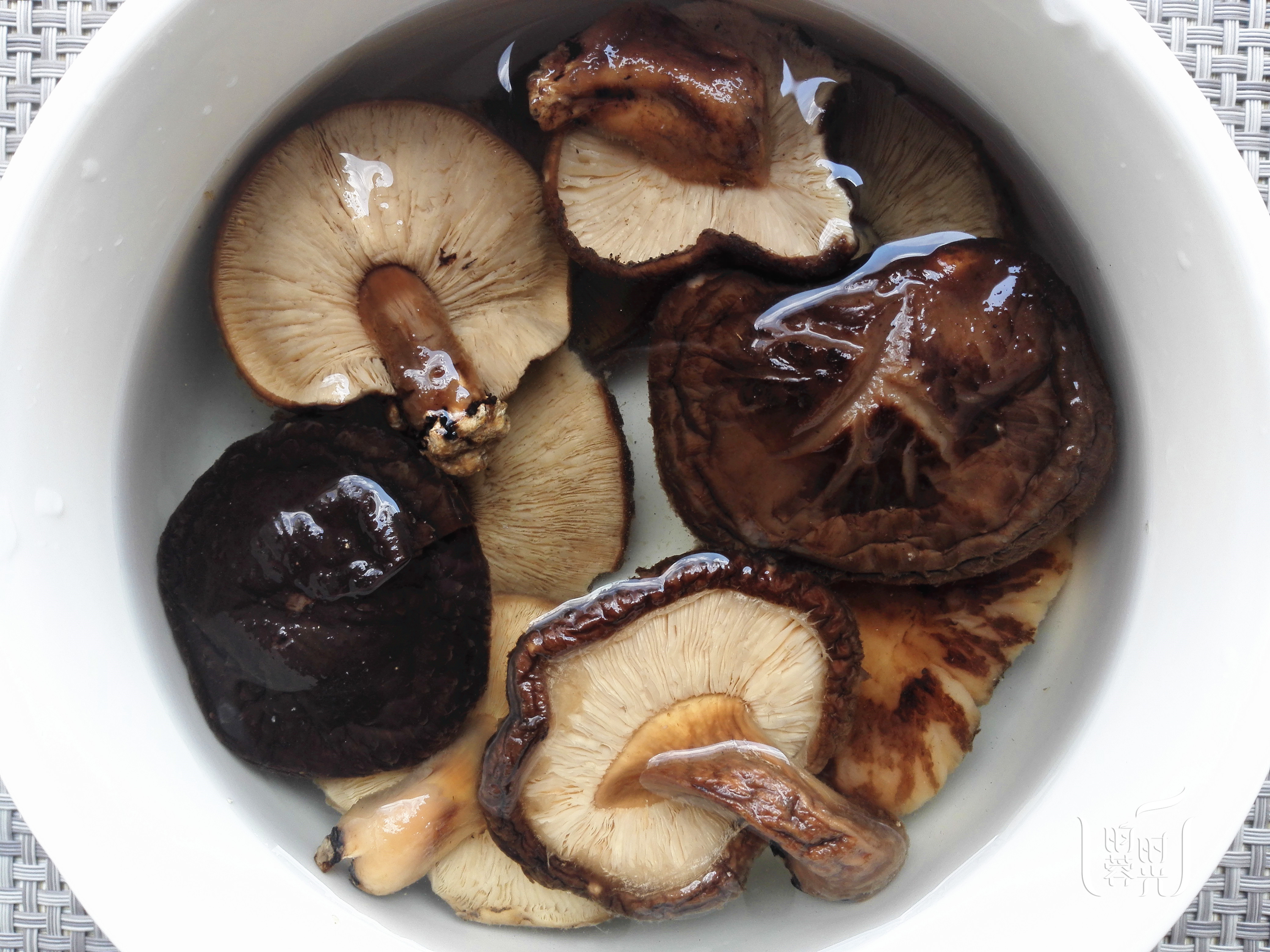 兒童老人下飯菜——椴木香菇燜筍乾的做法 步骤3