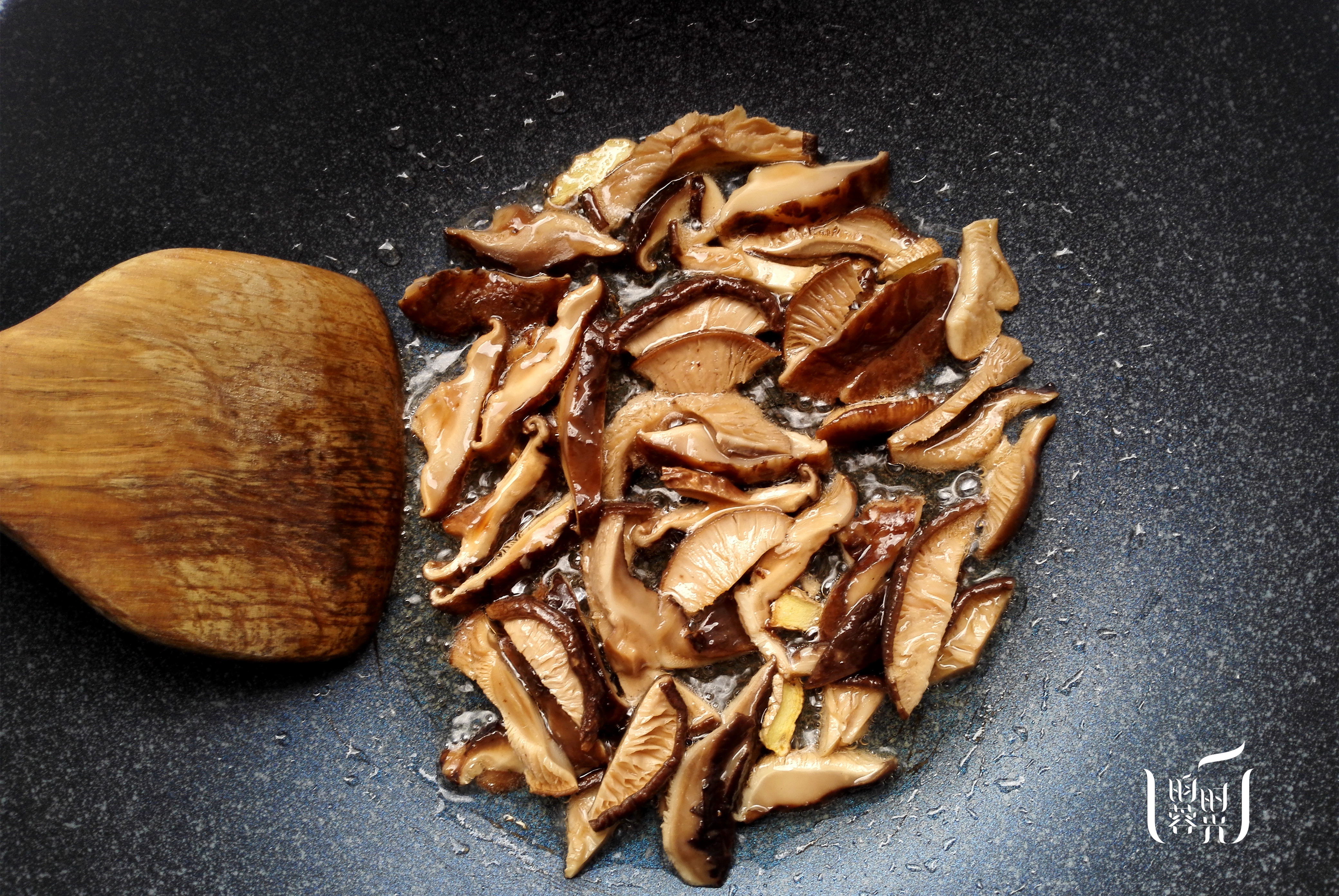 兒童老人下飯菜——椴木香菇燜筍乾的做法 步骤6