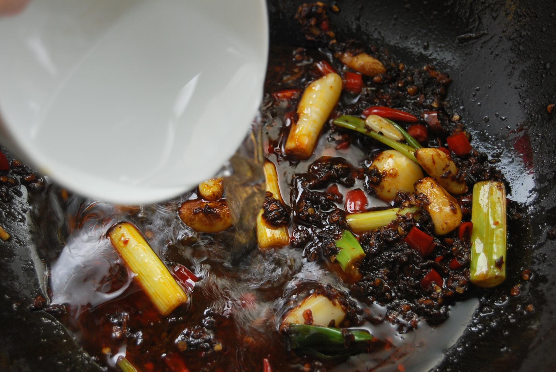 川香辣醬燒黃辣丁的做法 步骤6