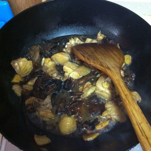 蘑菇雞腿肉電飯煲飯的做法 步骤6